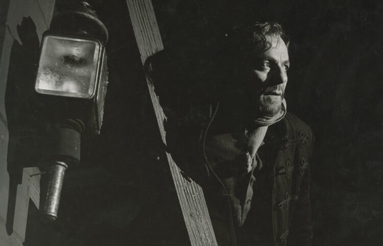 Ως Ρίχαρντ Γκέτνερ στο έργο του Κρίστοφερ Φράι «Το σκοτάδι είναι αρκετά φωτερό» – Εθνικό Θέατρο, 1958 (φωτ.: n-t.gr)