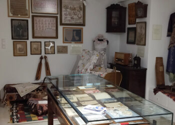 Στο κέντρο η γυάλινη προθήκη με τα πολύτιμα έγγραφα που φυλάσσονται στο μουσείο της Αδελφότητας Κρωμναίων Καλαμαριάς (φωτ.: Ρωμανός Κοντογιαννίδης)