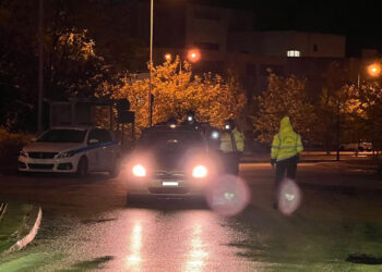 Αστυνομικοί έξω από το νοσοκομείο του Αγρινίου (φωτ.: agrinionews.gr)