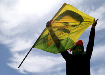 Κούρδος διαδηλωτής κρατά σημαία με το πρόσωπο του Οτζαλάν (φωτ.: EPA / Erdem Sahin)