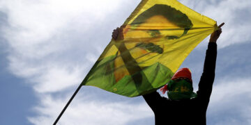 Κούρδος διαδηλωτής κρατά σημαία με το πρόσωπο του Οτζαλάν (φωτ.: EPA / Erdem Sahin)