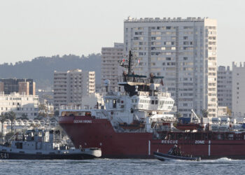 Το Ocean Viking της γαλλικής οργάνωσης SOS Mediterranée καθώς εισέρχεται στο λιμάνι της Τουλόν συνοδευόμενο από πλοίο του Πολεμικού Ναυτικού της Γαλλίας (φωτ.: EPA / Guillaume Horcajuelo)