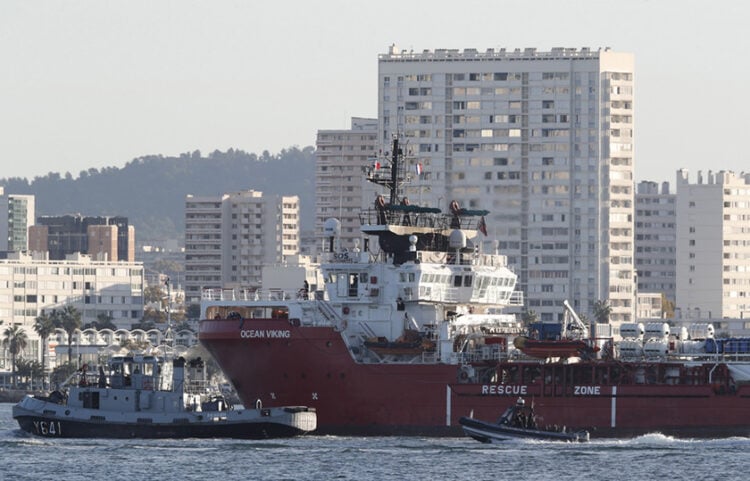 Το Ocean Viking της γαλλικής οργάνωσης SOS Mediterranée καθώς εισέρχεται στο λιμάνι της Τουλόν συνοδευόμενο από πλοίο του Πολεμικού Ναυτικού της Γαλλίας (φωτ.: EPA / Guillaume Horcajuelo)