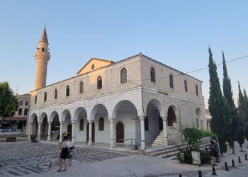 Ο ναός της Παναγίας στα Αλάτσατα με την προσθήκη μιναρέ έγινε τζαμί, το 1923 (φωτ.: Wikipedia)