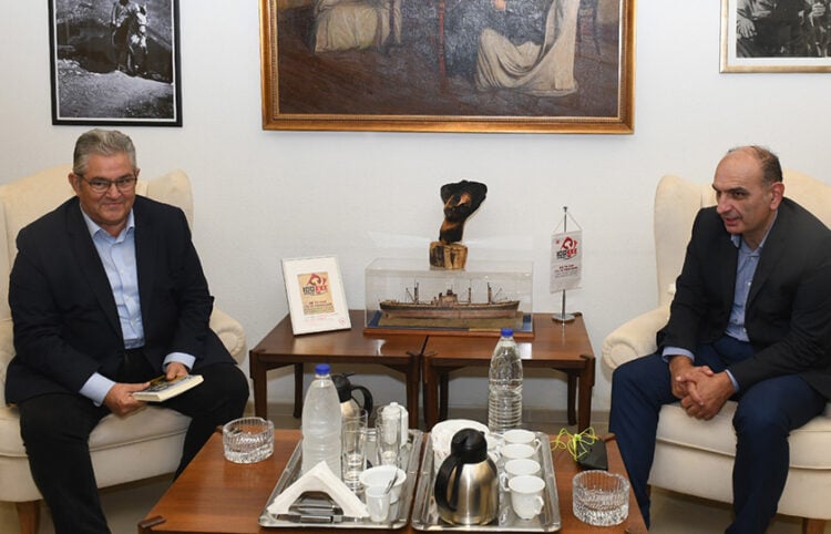Ο Δημήτρης Κουτσούμπας και ο Γιώργος Γεωργιάδης στην έδρα του ΚΚΕ στον Περισσό (φωτ.: 902.gr)