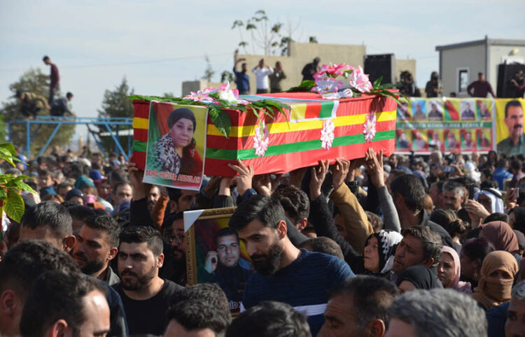 Κηδεία μέλους των Μονάδων Προστασίας του Λαού (YPG) στην πόλη Νταϊρίκ της Συρίας, η οποία βρίσκεται κοντά στα σύνορα με το Ιράκ και την Τουρκία (φωτ.: EPA / Ahmed Mardnli)