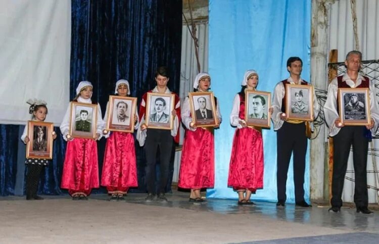 Μέλη του συλλόγου κρατούν τις φωτογραφίες που βρίσκονται στο λόμπι (φωτ. αρχείου: Facebook / Greek Cultural Community in Tashkent)