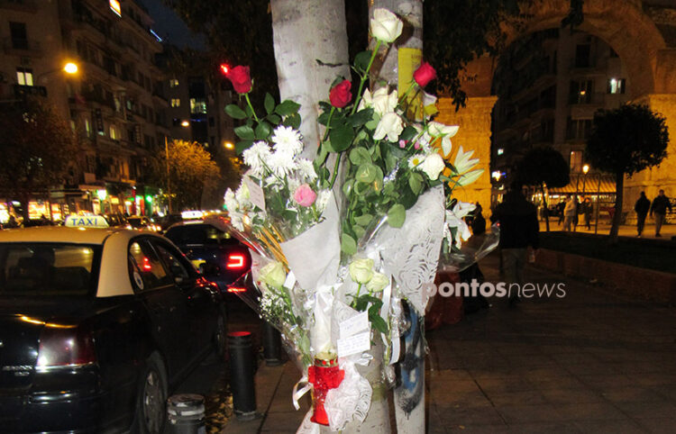 Λουλούδια σε κολόνα επί της Εγνατίας, στο σημείο όπου παρασύρθηκε η 21χρονη Έμμα (φωτ.: Έλλη Τσολάκη)