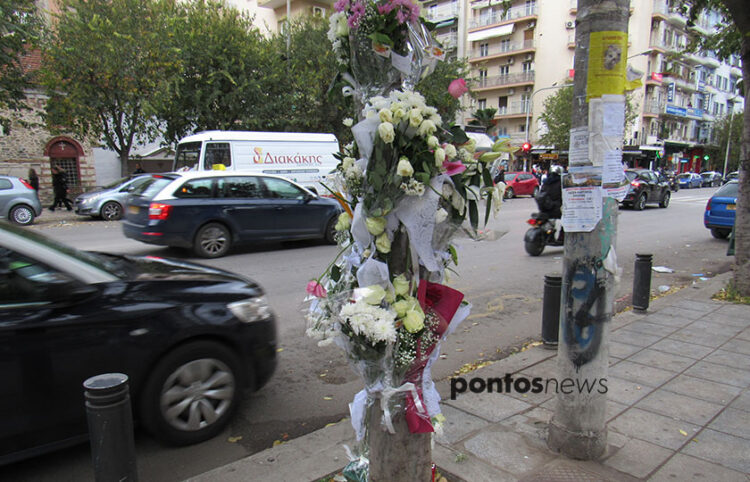 Λουλούδια σε κολόνα επί της Εγνατίας, στο σημείο όπου παρασύρθηκε η 21χρονη Έμμα (φωτ.:  Έλλη Τσολάκη)