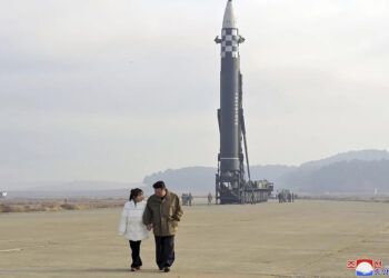 Ο Κιμ Γιονγκ Ουν και η κόρη του με φόντο τον  Hwasong-17, τον διηπειρωτικό βαλλιστικό πύραυλο που εκτοξεύθηκε (πηγή: KCNA)