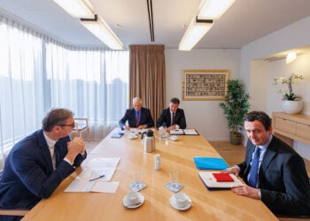 Αλεξάνταρ Βούτσιτς και Άλμπιν Κούρτι σε συνομιλίες υπό τον Ζοζέπ Μπορέλ (φωτ.: EU / Olivier Matthys
