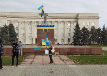 Η σημαία της Ουκρανίας κυματίζει ξανά στη Χερσώνα, μαζί με τη σημαία της ΕΕ (φωτ.: Twitter / Iuliia Mendel)