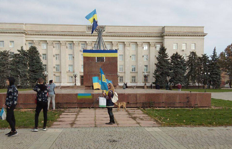 Η σημαία της Ουκρανίας κυματίζει ξανά στη Χερσώνα, μαζί με τη σημαία της ΕΕ (φωτ.: Twitter / 
Iuliia Mendel)