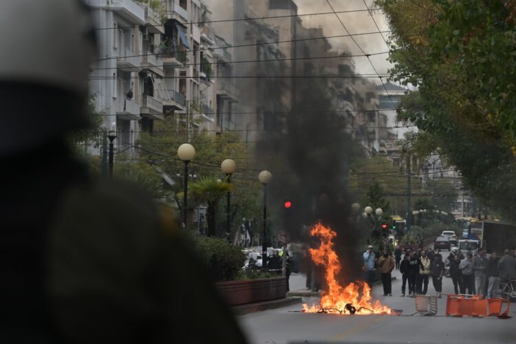 Φωτιά σε κάδους απορριμμάτων από αγνώστους στην οδό Πατησίων έξω από την ΑΣΟΕΕ, Τετάρτη 14 Δεκεμβρίου 2022. (Φωτ.: Eurokinissi/Μιχάλης Καραγιάννης)