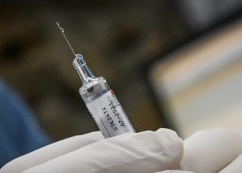 Αντιγριπικός εμβολιασμός σε φαρμακείο (Φωτ.: Eurokinissi/Τατιάνα Μπόλαρη)