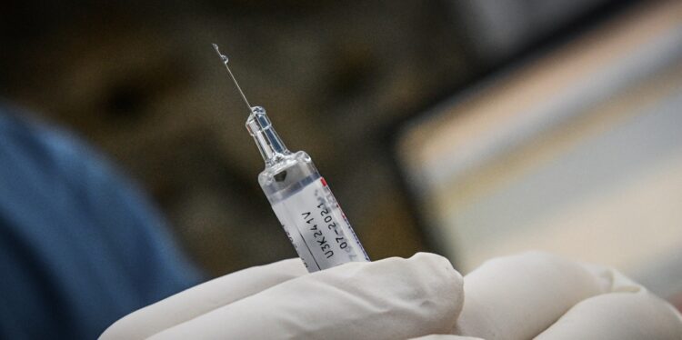 Αντιγριπικός εμβολιασμός σε φαρμακείο (Φωτ.: Eurokinissi/Τατιάνα Μπόλαρη)