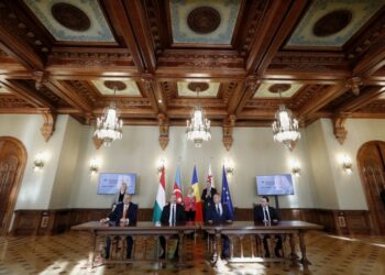 Ο πρωθυπουργός της Ουγγαρίας Βίκτορ Όρμπαν, ο πρόεδρος του Αζερμπαϊτζάν Ιλχάμ Αλίεφ, ο Ρουμάνος πρωθυπουργός Νικολάε Τσιούκα και ο Γεωργιανός ομόλογός του Ιρακλί Γκαριμπασβίλι υπέγραψαν τη συμφωνία για τη μεταφορά ηλεκτρικής ενέργειας στην Ευρώπη (φωτ.: EPA/ROBERT GHEMENT)