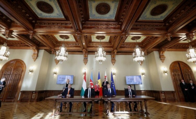 Ο πρωθυπουργός της Ουγγαρίας Βίκτορ Όρμπαν, ο πρόεδρος του Αζερμπαϊτζάν Ιλχάμ Αλίεφ, ο Ρουμάνος πρωθυπουργός Νικολάε Τσιούκα και ο Γεωργιανός ομόλογός του Ιρακλί Γκαριμπασβίλι υπέγραψαν τη συμφωνία για τη μεταφορά ηλεκτρικής ενέργειας στην Ευρώπη (φωτ.: EPA/ROBERT GHEMENT)