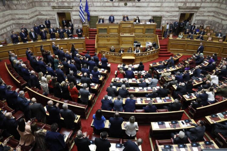 Ο πρόεδρος της Βουλής Κώστας Τασούλας ανακοινώνει στο Σώμα την υπερψήφιση του προϋπολογισμού του 2023. Σάββατο 17 Δεκεμβρίου 2022 (Φωτ.: Eurokinissi/Γιώργος Κονταρίνης)