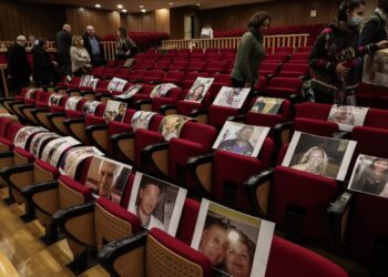 Φωτογραφίες θυμάτων στις θέσεις του ακροατηρίου έβαλαν συγγενείς στη δίκη για την φονική πυρκαγιά στο Μάτι Πέμπτη 8 Δεκεμβρίου 2022.(Φωτ.: Eurokinissi/Κώστας Τζούμας)