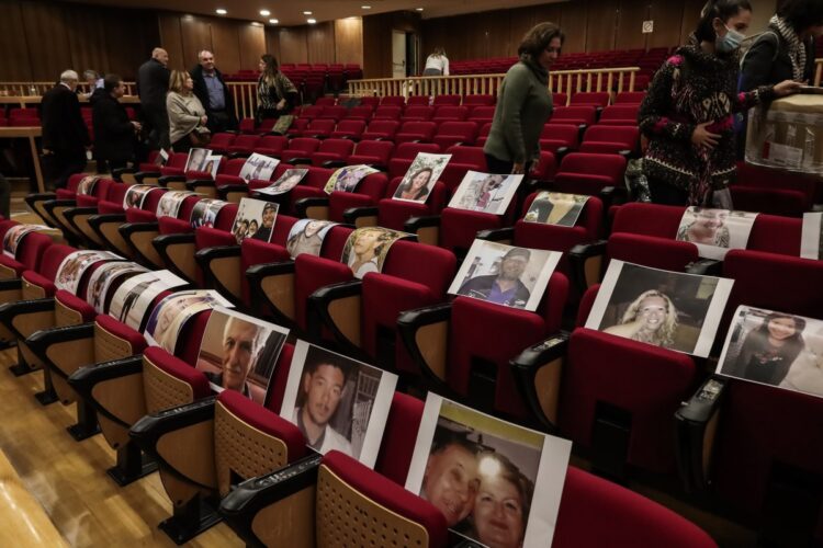 Φωτογραφίες θυμάτων στις θέσεις του ακροατηρίου έβαλαν συγγενείς στη δίκη για τη φονική πυρκαγιά στο Μάτι Πέμπτη 8 Δεκεμβρίου 2022 (φωτ. αρχείου: Eurokinissi / Κώστας Τζούμας)