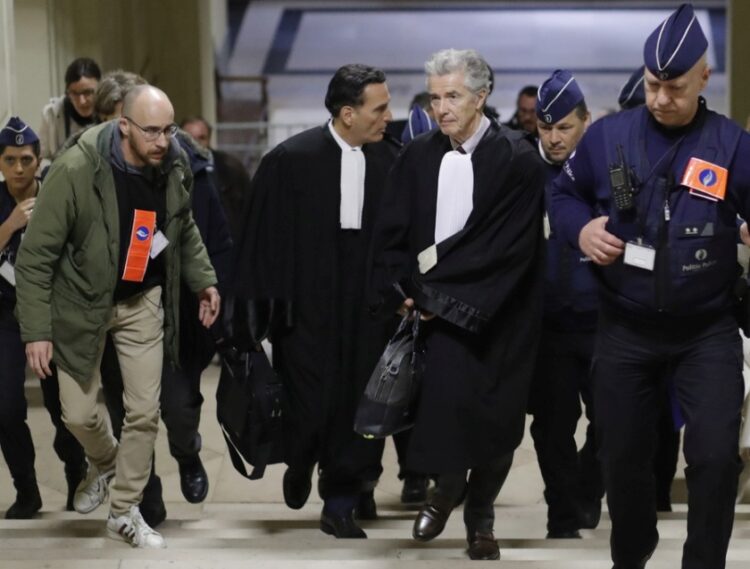 Ο Αντρέ Ριζόπουλος και ο Μιχάλης Δημητρακόπουλος, συνήγοροι της Εύας Καϊλή, την ημέρα της ακροαματικής διαδικασίας στο βελγικό δικαστήριο (φωτ.: EPA/Olivier Hoslet)