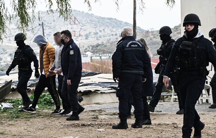Επιχείρηση της Ελληνικής Αστυνομίας  σε καταυλισμό Ρομά στα Νεόκτιστα Ασπροπύργου(φωτ.: EUROKINISSI / Μιχάλης Καραγιάννης)