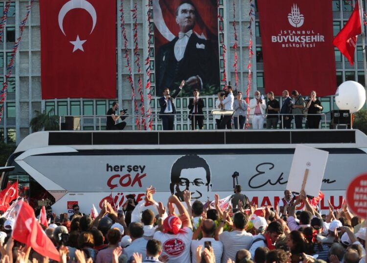 Στιγμιότυπο από την επίσημη τελετή παράδοσης-παραλαβής του δημαρχιακού θώκου στην Κωνσταντινούπολη, από τον Εκρέμ Ιμάμογλου, το 2019. Είχε προηγηθεί η επανάληψη των εκλογών καθώς το κυβερνών κόμμα AKP είχε υποστηρίξει πως έγινε νοθεία στις δημοτικές εκλογές (φωτ.: EPA/ERDEM SAHIN)