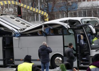 Το μοιραίο λεωφορείο που μετέφερε Έλληνες τουρίστες μετά την πρόσκρουση σε μεταλλικό πλαίσιο στο Βουκουρέστι που είχε σαν αποτέλεσμα ένας επιβάτης να χάσει τη ζωή του και άλλοι τρεις να τραυματισθούν σοβαρά (Φωτ.: EPA/Robert Ghement)