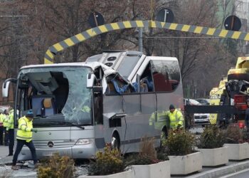 Το μοιραίο λεωφορείο που μετέφερε Έλληνες τουρίστες μετά την πρόσκρουση σε μεταλλικό πλαίσιο στο Βουκουρέστι που είχε σαν αποτέλεσμα ένας επιβάτης να χάσει τη ζωή του και άλλοι τρεις να τραυματισθούν σοβαρά (Φωτ.: EPA/Robert Ghement)