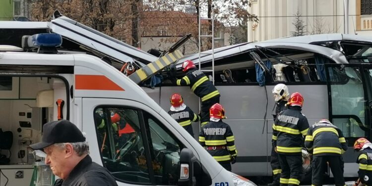 Ρουμάνοι πυροσβέστες ερευνούν για τυχόν εγκλωβισμένους στο μοιραίο πούλμαν που μετέφερε Έλληνες τουρίστες μετά το τροχαίο που σημειώθηκε στο Βουκουρέστι με έναν νεκρό και τρεις τραυματίες που νοσηλεύονται σε σοβαρή κατάσταση (Φωτ.: facebook.com/floriantudor.ivan)