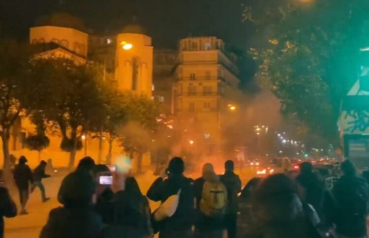 Επεισόδια στην Καμάρα μετά από πορεία διαμαρτυρίας  αντιεξουσιαστών για τον πυροβολισμό που δέχθηκε από αστυνομικό 16χρονος Ρομά (Πηγή φωτ.: thestival.gr)