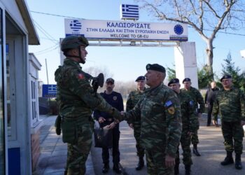 Ο αρχηγός ΓΕΕΘΑ Κωνσταντίνος Φλώρος χαιρετά σκοπό στα ελληνικά σύνορα στον Έβρο (Φωτ.: geetha.mil.gr)