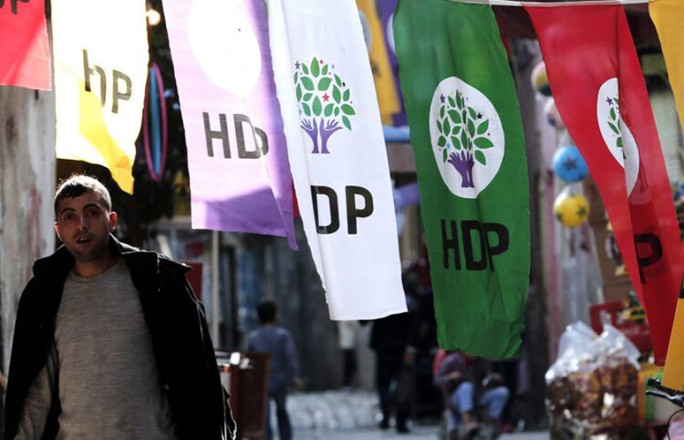 Σημαίες του HDP κατά τη διάρκεια προεκλογικής περιόδου σε γειτονιά στο Ντιγιάρμπακιρ (φωτ.: EPA / Sedat Suna)