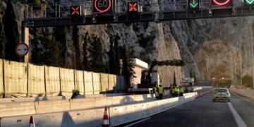 Συνεχίζονται οι εργασίες αποκατάστασης στην Εθνική Οδό Αθηνών-Κορίνθου μετά την κατολίσθηση μεγάλου βράχου, που σημειώθηκε τα ξημερώματα της Πέμπτης, στο ύψος της Κακιάς Σκάλας (φωτ.: ΑΠΕ-ΜΠΕ/Βασίλης Ψωμάς)