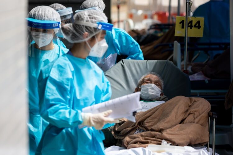 Ηλικιωμένος που έχει προσβληθεί από κορονοϊό σε νοσοκομειακό κρεβάτι στο Χονγκ Κογνκ (Φωτ.: EPA/Jerome Favre)