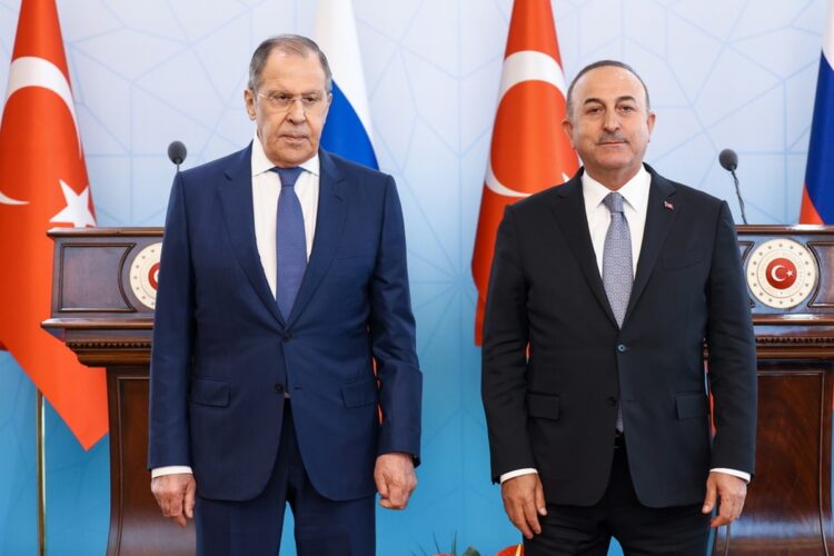Ο Ρώσος υπουργός Εξωτερικών Σεργκέι Λαβρόφ με τον Τούρκο ομόλογό του Μεβλούτ Τσαβούσογλου στην Άγκυρα(Φωτ.: EPA/Russian Foreign Affairs Ministry)