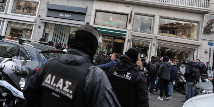 Αστυνομικοί της ομάδας ΔΙΑΣ έξω από το κατάστημα της Rolex στην Αθήνα μετά τη ληστεία που σημειώθηκε, Τρίτη 20 Δεκεμβρίου 2022 (Φωτ. : Eurokinissi/Βασίλης Ρεμπάπης)