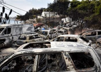 Αυτοκίνητα που εγκλωβίστηκαν στις φλόγες και κάηκαν ολοσχερώς στο Μάτι (Φωτ.: Eurokinissi/Τατιάνα Μπόλαρη)
