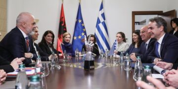 Στιγμιότυπο από τις συνομιλίες του Κυριάκου Μητσοτάκη με τον Έντι Ράμα, τους υπουργούς Εξωτερικών και άλλους υπουργούς της αλβανικής κυβέρνησης, στα Τίρανα (φωτ.: Γρ. Τύπου Πρωθυπουργού)