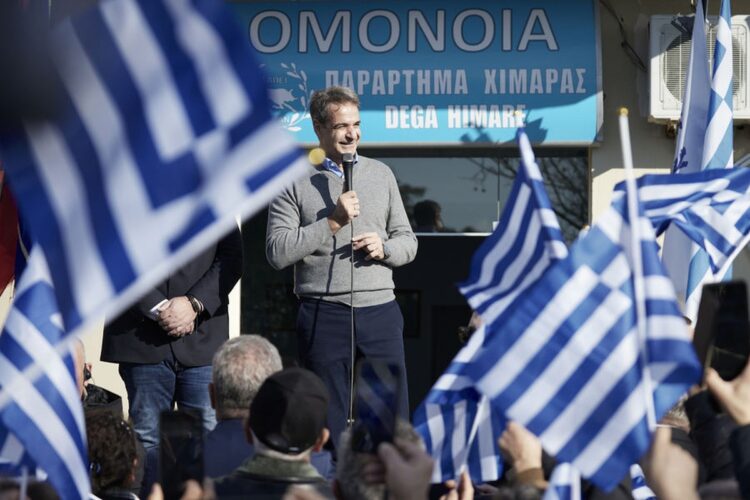 Ο Κύριάκος Μητσοτάκης έτυχε ιδιαίτερα θερμής υποδοχής από τους Έλληνες στη Χειμάρρα (φωτ. Γραφείο Τύπου Πρωθυπουργού)