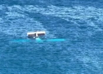 Το μονοκινητήριο αεροσκάφος που κατέπεσε στη θαλάσσια περιοχή του Κακού Όρους στο Ηράκλειο βυθίζεται (Πηγή φωτ.: youtube.com/@HellenicCoastguard)