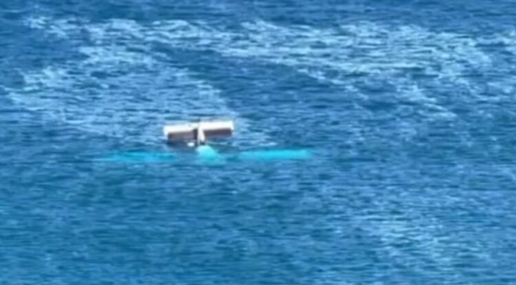 Το μονοκινητήριο αεροσκάφος που κατέπεσε στη θαλάσσια περιοχή του Κακού Όρους στο Ηράκλειο βυθίζεται (Πηγή φωτ.: youtube.com/@HellenicCoastguard)