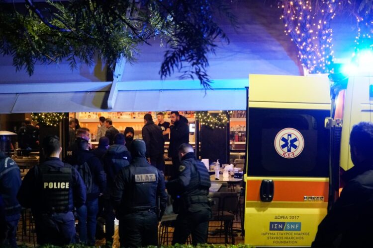 Ασθενοφόρο και αστυνομικοί έξω από το καφέ-μπαρ στην πλατεία της Νέας Σμύρνης λίγο μετά την εκτέλεση δυο ανδρών αλβανικής καταγωγής (φωτ.: EUROKINISSI / Γιώργος Κονταρίνης)