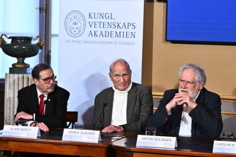 Οι νομπελίστες Άλεν Ασπέ, Τζον Κλάουζερ και Άντον Ζάιλινγκερ κατά τη διάρκεια της συνέντευξης Τύπου στη Βασιλική Ακαδημία της Σουηδίας, στη Στοκχόλμη, στις 7 Δεκεμβρίου (φωτ.: EPA/Claudio Bresciani/ Sweden Out)