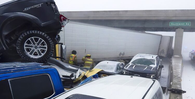 Καραμπόλα δεκάδων οχημάτων σε αυτοκινητόδρομο του Οχάιο λόγω της σφοδρής χιονοθύελλας (Φωτ.: EPA/Ohio Highway Patrol)
