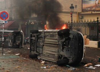 Κούρδοι διαδηλωτές αναποδογύρισαν αρκετά αυτοκίνητα κατά τη διάρκεια των επεισοδίων στο Παρίσι μια μέρα μετά τη δολοφονική επίθεση με τρεις νεκρούς σε κουρδικό πολιτιστικό κέντρο (Φωτ.: EPA/Teresa Suarez)