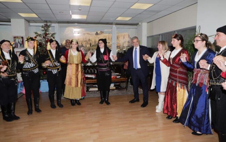 Ο περιφερειάρχης Αττικής άκουσε τα ποντιακά κάλαντα της Πρωτοχρονιάς και χόρεψε μαζί με τα μέλη του χορευτικού του Συλλόγου Ποντίων Αμαρουσίου «Νίκος Καπετανίδης» (φωτ.: ΑΠΕ-ΜΠΕ/Περιφέρεια Αττικής/Stolis Panagiotis)