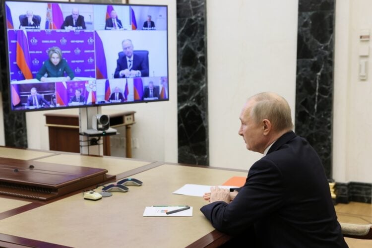 Συνομιλία μέσω βιντεοκλήσης του Βλαντιμίρ Πούτιν με μέλη του Συμβουλίου Ασφαλείας της Ρωσίας (Φωτ.: EPA/Mikhail Metzel/Kremlin Pool/Sputnik)