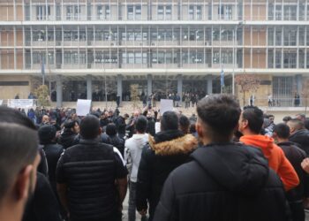 Ρομά διαμαρτύρονται έξω από τα δικαστήρια της Θεσσαλονίκης την ώρα που απολογείται ο 34χρονος αστυνομικός ο οποίος κατηγορείται για τον θανάσιμο πυροβολισμό του 16χρονου Κώστα Φραγκούλη κατά τη διάρκεια καταδίωξης (Φωτ.: MotionTeam/Κώστας Βερβερίδης)